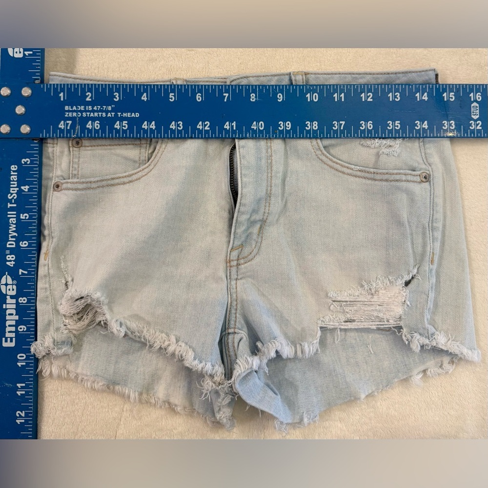 American Eagle Outfitters Light Wash Distressed Jean Shorts Size 8 - Picture 4 of 5